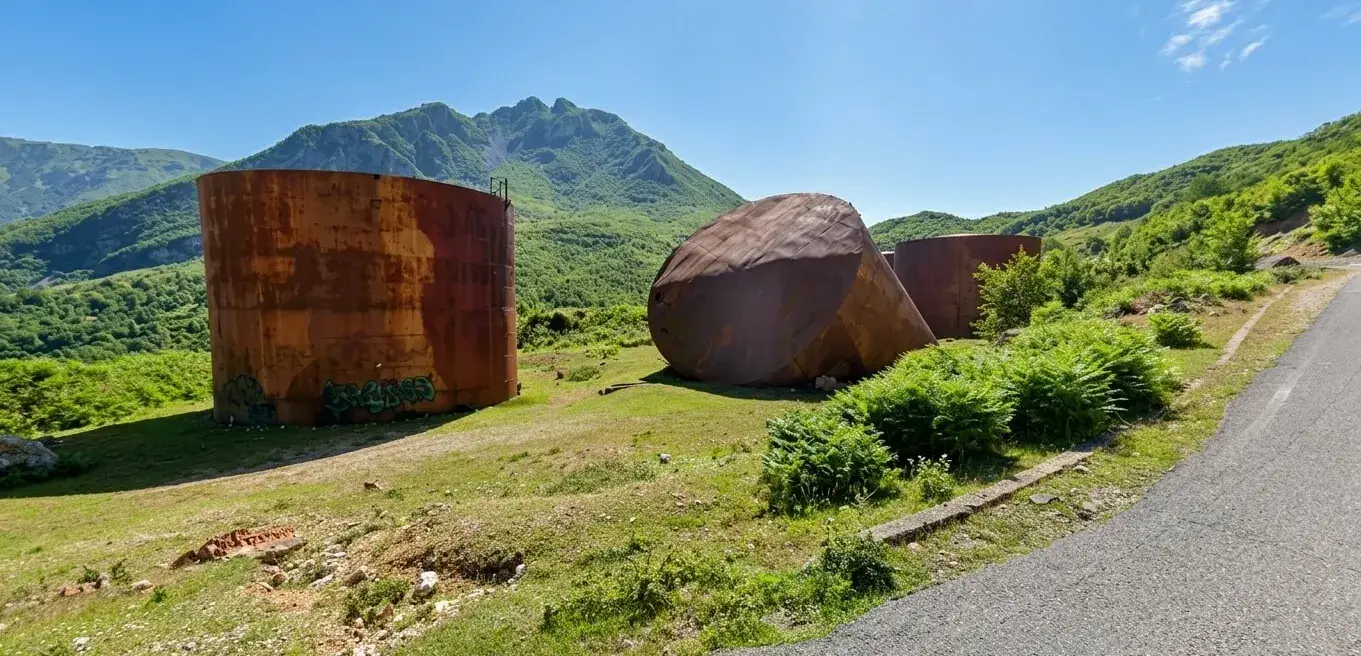 Bulk fuel tanks by the road