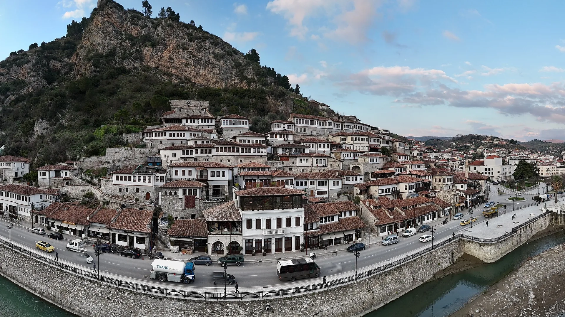 Les maisons ottomanes du quartier de Mangalem à Berat, accrochées à la colline du château au-dessus de l'Osum, Albanie