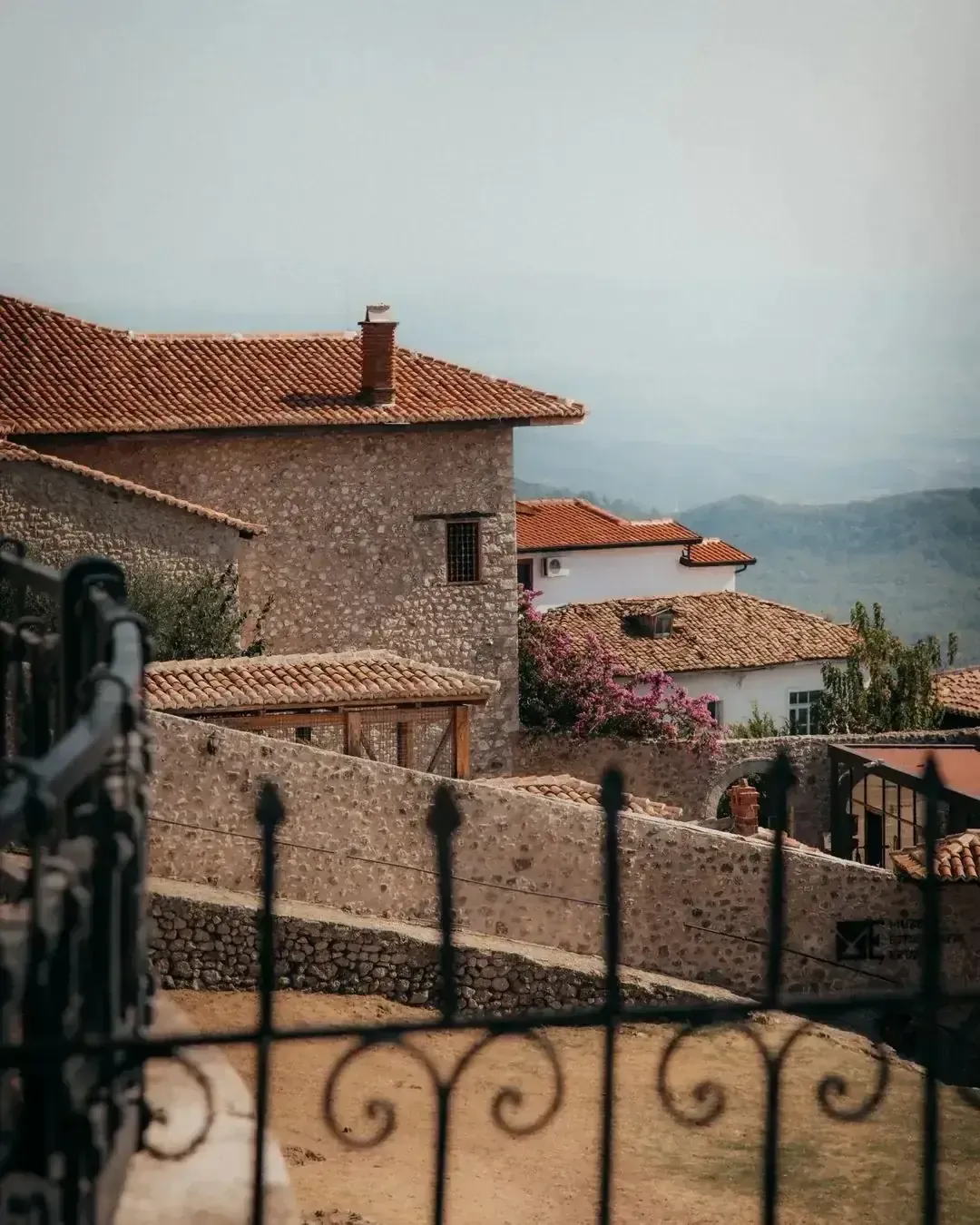 Krujë Burg, Alter Basar & Verborgene Pfade — photo 6, Krujë Albania