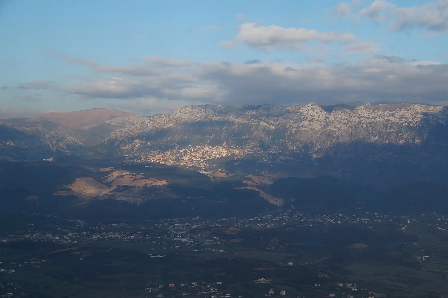 Kruje à flanc de colline sous la crête calcaire du Mali i Krujës, au-dessus de la plaine, Albanie