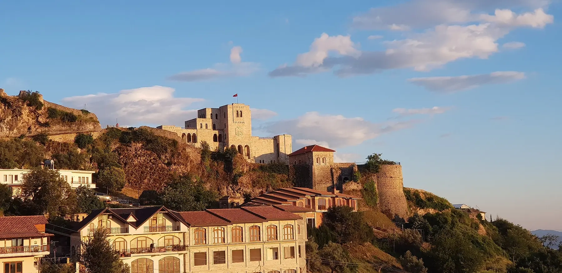 Le château de Kruje et le musée Skanderbeg au-dessus de la ville au coucher du soleil, Albanie