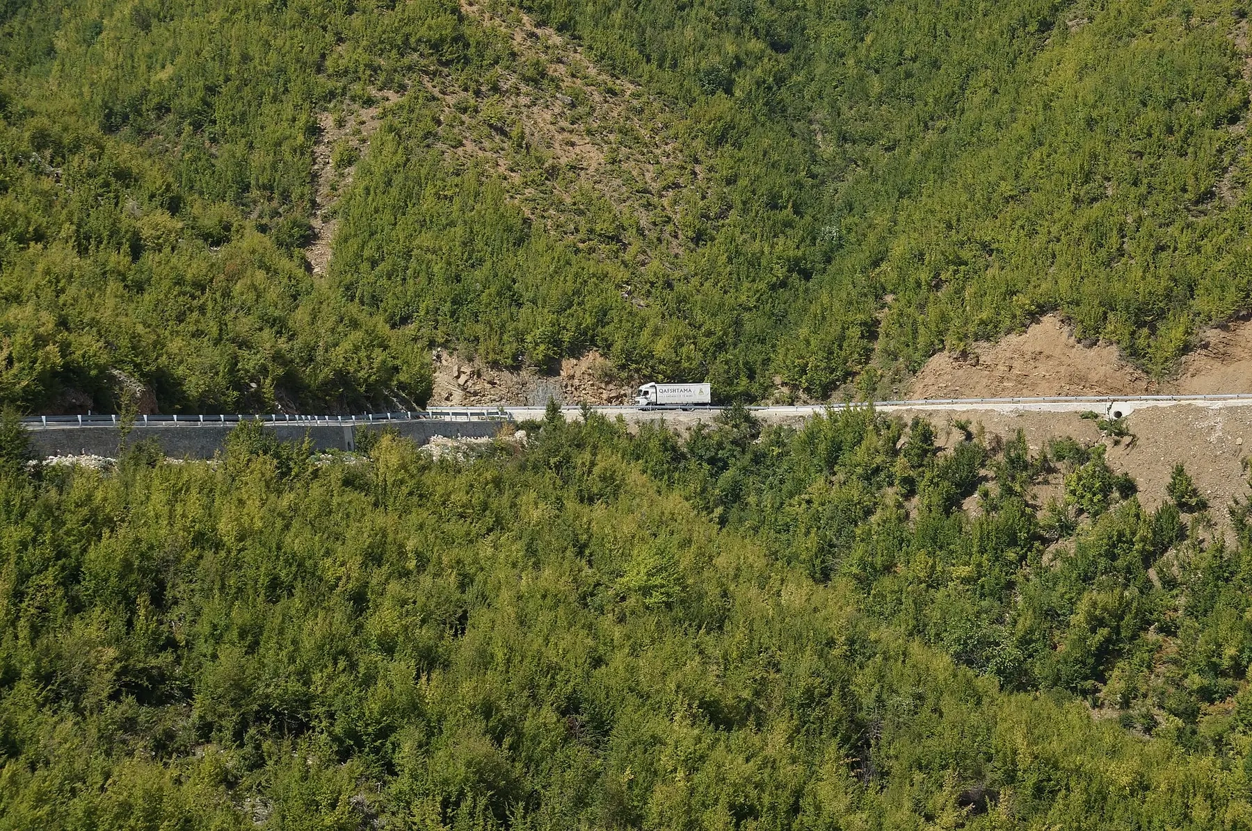 Pentes couvertes de pins et route de montagne dans le parc national de Qafshtama, au-dessus de Kruje, Albanie